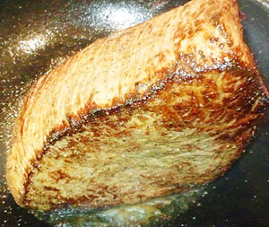 先ずはフライパンか中華鍋で表面にきっちり焼き目を入れます。