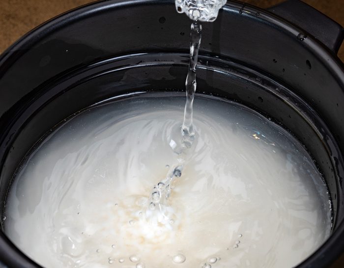 魚沼のおいしい水 雪椿のペットボトルと炊飯