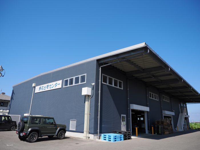 株式会社カワカミ蓮根の巨大で衛生的な滑石出荷センターの外観